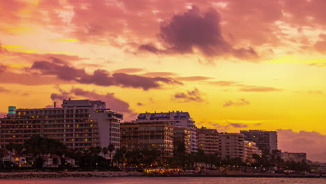 Timelapse-De-Puesta-De-Sol-Dorada-Donde-Las-Nubes-Desaparecen,-Tonos-Majestuosos-Sobre-Málaga,-España