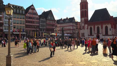 La-Parte-Oriental-De-La-Plaza-Römerberg-En-Frankfurt,-También-Conocida-Como-Samstagsberg,-Representa-Una-Hilera-De-Casas-Históricas-Con-Entramado-De-Madera.