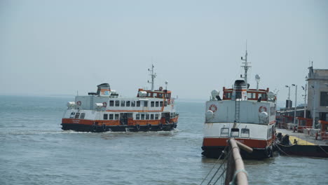 Ferry-De-Lisboa-Atraca-En-El-Muelle