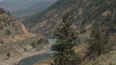 El-Río-Thompson-Con-La-Autopista-Trans-Canada.