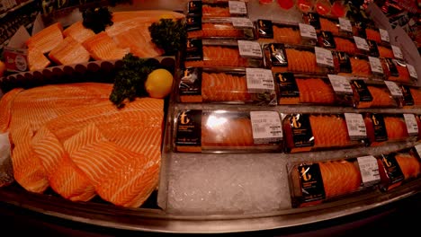 Frischer-Lachs,-Fisch-Und-Fleisch-Im-Supermarkt-Zu-Verkaufen