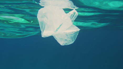 Weiße,-Durchscheinende-Plastiktüte-Schwimmt-In-Der-Klaren-Wasseroberfläche-Des-Ozeans-In-Tropischer-Umgebung