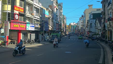 Motorräder-Und-Fahrzeuge-In-Den-Straßen-Der-Innenstadt-Von-Da-Lat-In-Lam-Dong,-Vietnam