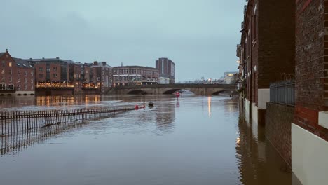 Hochwasser-überschwemmt-Straßen-Im-Stadtzentrum-In-Der-Dämmerung