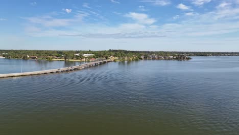 Reveal-of-traffic-on-the-bridge-between-Yarrawonga-and-Mulwala-on-Lake-Mulwala