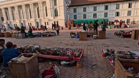 Vista-De-Los-Puestos-De-Mercado-Con-Recuerdos-Tradicionales-Nepaleses-Y-Otras-Artesanías