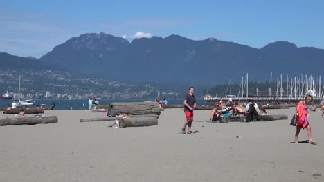 Playa-Con-Vistas-A-Montañas-Y-Caminantes