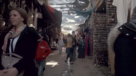 Belebten-Souk-Marktplatz-In-Marrakesch,-Marokko,-Wo-Die-Menschen-Typische-Und-Traditionelle-Hausgemachte-Waren-Verkaufen