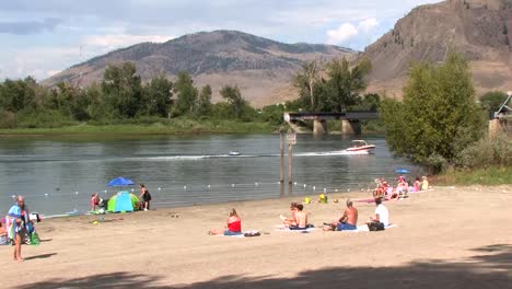 Lancha-Rápida-Con-Nadadores-En-River-Beach,-Kamloops-BC-Canadá