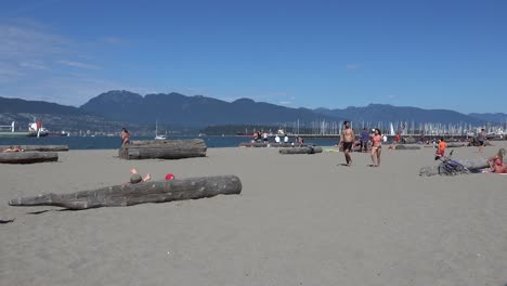Caminando-Por-La-Playa-De-Locarno-En-Verano-En-Vancouver