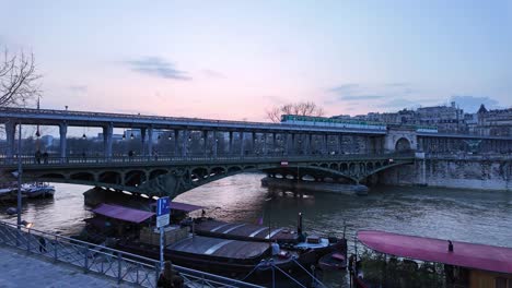 Tren-Que-Pasa-Por-El-Puente-Bir-Hakeim-Cruzando-El-Río-Sena,-París-Al-Atardecer,-Francia