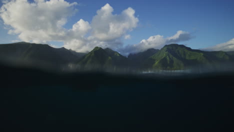 Profundos-Valles-Montañosos-Del-Pacífico-En-Tahití-Con-Barcos-De-Apoyo-Para-El-Surf,-Vista-Desde-El-Agua