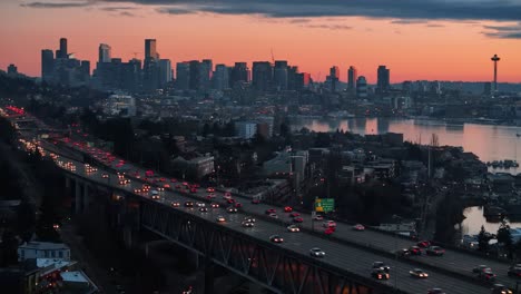 Panorama-De-La-Ardiente-Puesta-De-Sol:-Toma-De-Drones-Del-Horizonte-De-Seattle,-Lake-Union-Y-El-Tráfico-De-La-Autopista-I-5