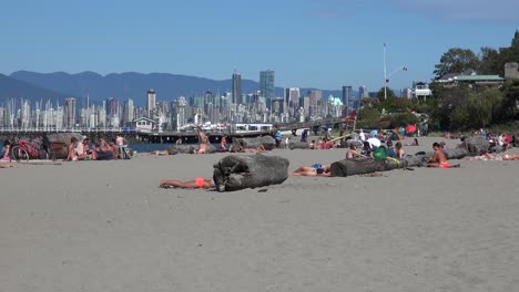 Skyline-Von-Vancouver-Mit-Strand-Im-Vordergrund