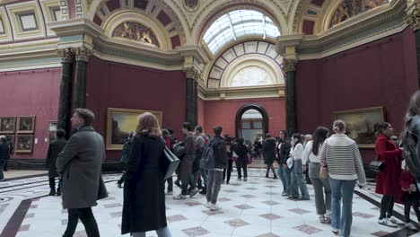 Galeriebesucher-Schlendern-Durch-Raum-36-Der-National-Portrait-Gallery-In-London