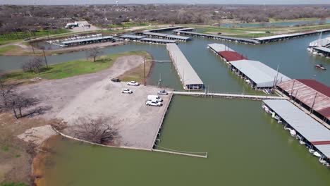 Este-Es-Un-Video-Aéreo-Del-Puerto-Deportivo-Con-Vista-Al-Lago-En-El-Lago-Dallas-En-Texas