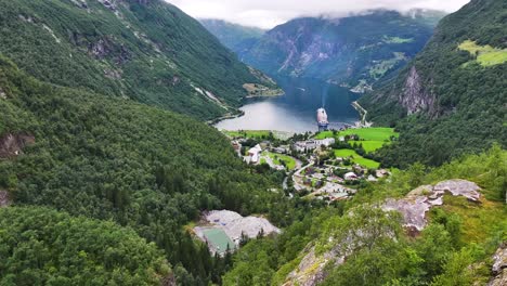 Fiordo-Y-Pueblo-De-Geiranger