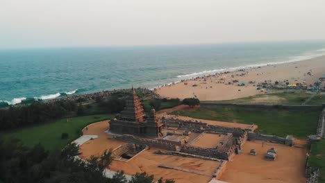 Blick-Auf-Den-Küstentempel-Mit-Blick-Auf-Die-Bucht-Von-Bengalen-In-Chennai