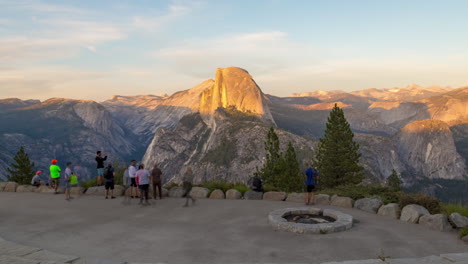 Touristen-Fotografieren-Am-Gletscherpunkt-über-Dem-Yosemite-Valley-An-Einem-Sonnigen-Nachmittag-In-Kalifornien
