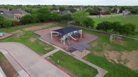 Video-Aéreo-Del-Patio-De-Juegos-De-La-Escuela-Primaria-Prairie-Trail-En-Flower-Mound,-Texas