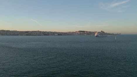 Crucero-Desembarcando-En-El-Puerto-De-Lisboa.-Plano-General.-Vista-Aérea