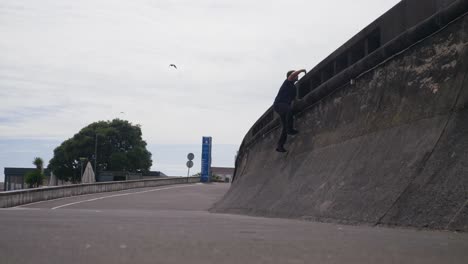 Mann-Kommt-Auf-Einem-Skateboard-In-Portugal-Vorbei