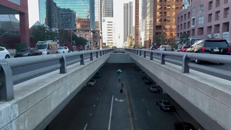 Zeitraffer-über-Einem-Tunnel-In-Der-Innenstadt-Von-Los-Angeles-Im-Finanzviertel