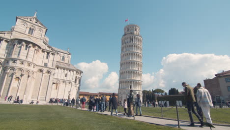 Schiefer-Turm-Von-Pisa-Neben-Der-Kathedrale-Von-Pisa