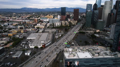 Luftaufnahme,-Verkehr-Auf-Der-Interstate-CA-110-Und-Dem-State-Route-Highway-In-Los-Angeles,-USA,-Harbor-Freeway,-Drohnenaufnahme