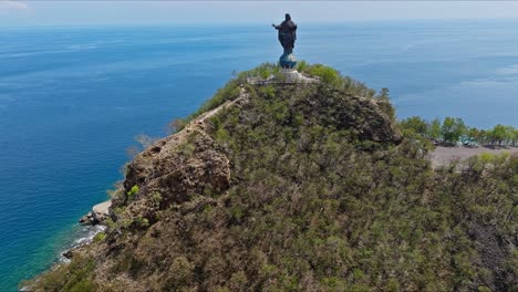 Cabo-Fatucama,-Dili,-Timor-Oriental---Estatua-Del-Cristo-Rei-De-Dili---Toma-Aérea-Con-Drones