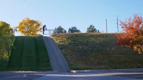 Un-Patinador-Bombardea-Una-Enorme-Colina.