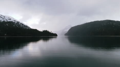 Luftaufnahme:-Nebeliger-Berg-über-Einem-See-In-Der-Wildnis-Alaskas