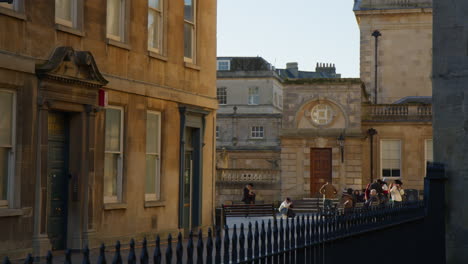 Gente-En-La-Calle-Con-Arquitectura-Tradicional-En-Bath,-Somerset,-Reino-Unido