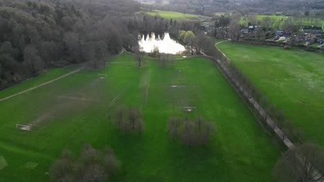 Hoch-über-Dem-Reigate-Priory-Park:-Der-See-Aus-Der-Luft