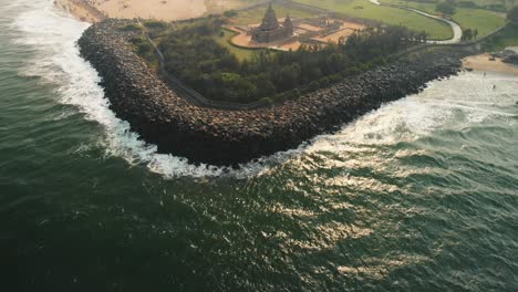 Antena-Sobre-La-Bahía-De-Bengala-Con-Revelación-Del-Templo-Costero-En-Chennai