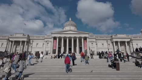 Imágenes-Diurnas-Capturan-A-Peatones-Caminando-Por-Las-Escaleras-De-Trafalgar-Square-Hacia-La-Galería-Nacional-De-Retratos-De-Londres,-Un-Concepto-De-Patrimonio-Cultural.