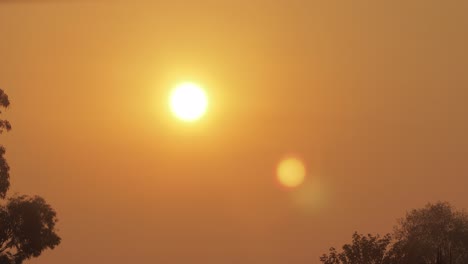 Amanecer-Temprano-Gran-Sol-Naranja-Brumoso-Cielo-Despejado-Timelapse-Australia-Victoria-Gippsland-Maffra-Tiro-Medio