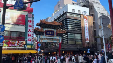 Ambiente-Callejero-Y-Actividades-De-Los-Residentes-En-La-Ciudad-De-Yokohama,-Prefectura-De-Kanagawa,-Japón.