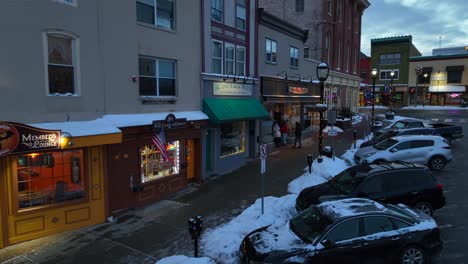 People-entering-store-in-small-American-town-during-Christmas-time