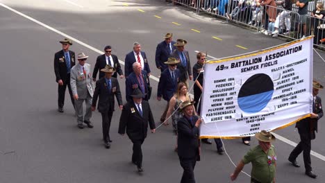 Vertreter-Des-49.-Bataillons-Der-Association-Semper-Fidelis-Marschieren-Die-Adelaide-Street-In-Der-Stadt-Brisbane-Entlang,-Inmitten-Der-Feierlichkeiten-Zum-Anzac-Day.