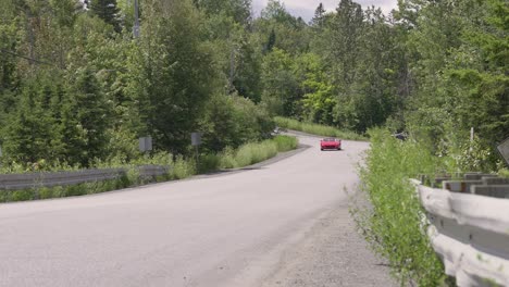 Roter-Ferrari-355gts-Fährt-Auf-Einer-Landstraße-–-Totalaufnahme