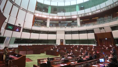 Carrie-Lam,-Ehemalige-Regierungschefin-Von-Hongkong,-Hält-Nach-Ihrem-Rücktritt-Im-Plenarsaal-Des-Legislativrats-Von-Hongkong-Ihre-Jährliche-Politische-Ansprache-Inmitten-Der-Frei-Gewordenen-Sitze,-Auf-Denen-Einst-Die-Demokraten-Saßen