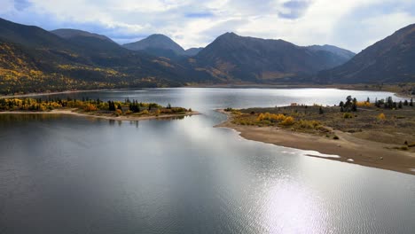 Imágenes-Aéreas-De-Drones-De-4k-De-Lagos-Gemelos-Cerca-De-Leadville-Colorado-Con-Follaje-Otoñal