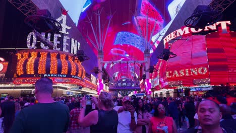 POV-Caminando-Por-La-Iluminada-Calle-Freemont-En-Las-Vegas-Absorbiendo-La-Atmósfera