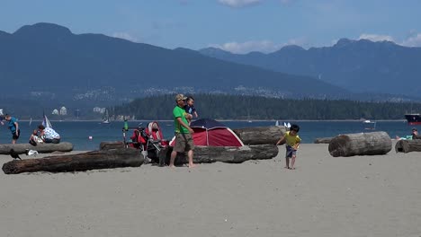 Kitsiano-Beach-Mit-Blick-Auf-Stanley-Park-Und-Berge-In-Vancouver,-BC