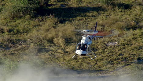 Helicóptero-Despegando-Desde-Una-Franja-De-Tierra-En-El-Delta-Del-Okavango-En-Botswana