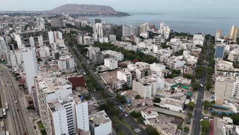 Imágenes-Aéreas-De-Drones-De-Lima,-La-Capital-Del-Perú-En-América-Del-Sur,-Mireflores-Barranca