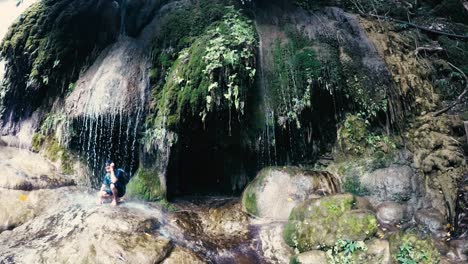 Der-Wasserfall-Besteht-Aus-Einstürzenden-Kalksteinfelsen,-Daher-Auch-Der-Name-„Khao-Phang-Wasserfall“.