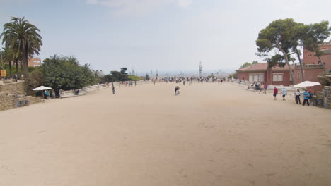 Pov.-Hauptterrasse-Des-Park-Güell.-Weite-Aufnahme