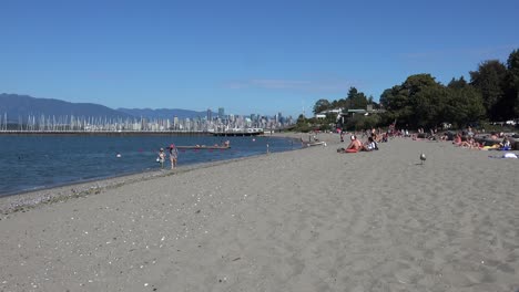 2-Spaziergänger-Am-Strand,-Strandwellen